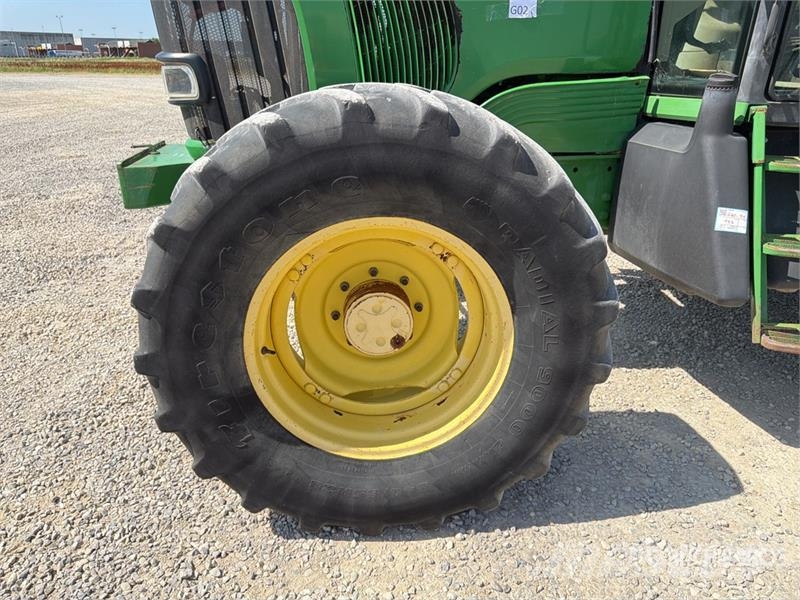 John Deere 6820 الجرارات