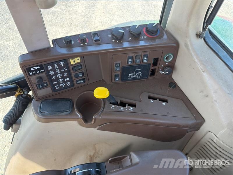 John Deere 6820 الجرارات