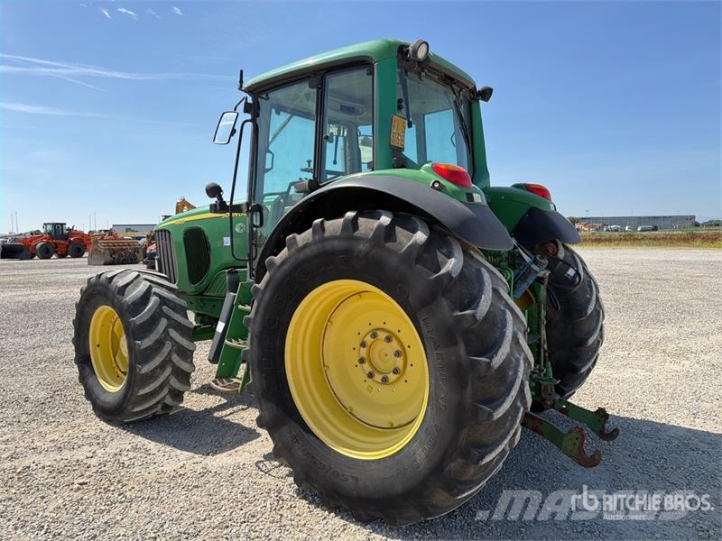 John Deere 6820 الجرارات