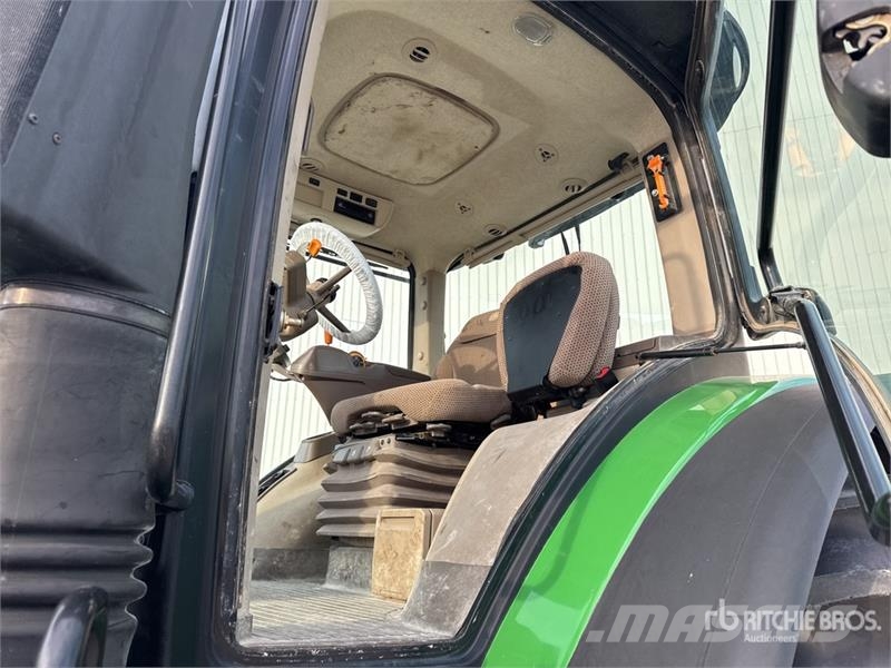 John Deere 7230R Traktory