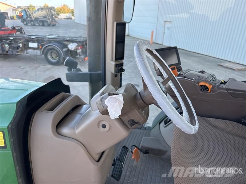 John Deere 7230R Traktory