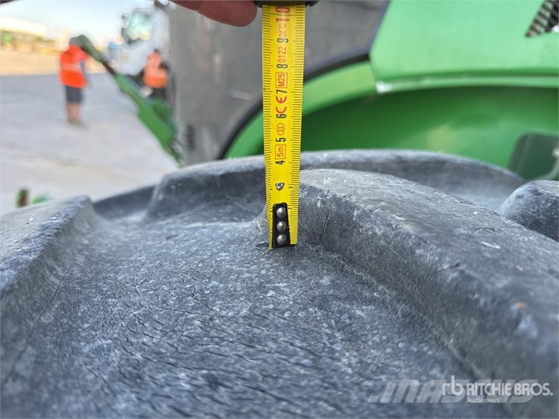 John Deere 7230R Traktory
