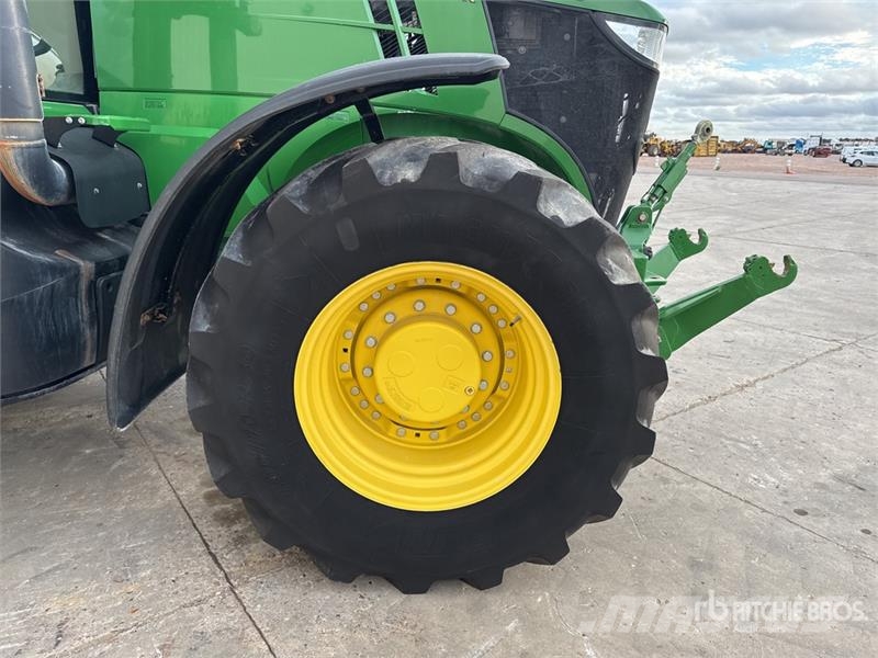 John Deere 7230R Traktory