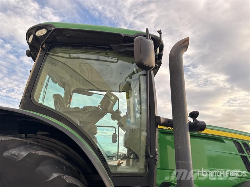 John Deere 7230R Traktory