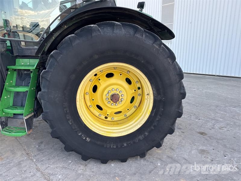 John Deere 7230R Traktory