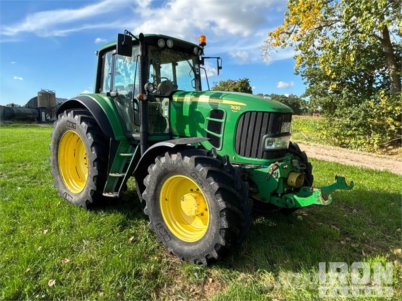 John Deere 7430 4WD Tractor Трактори