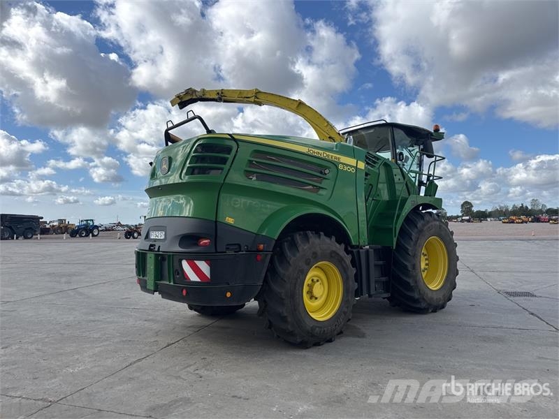 John Deere 8300 4WD Ensileuse Forage Harvester حصادات الأعلاف