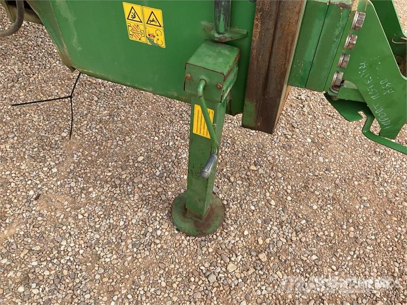 John Deere 832 Pull-Type Sprayer Prikabinami purkštuvai