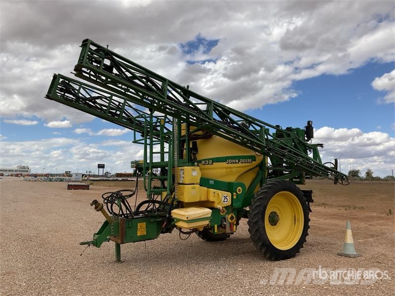John Deere 832 Pull-Type Sprayer Prikabinami purkštuvai