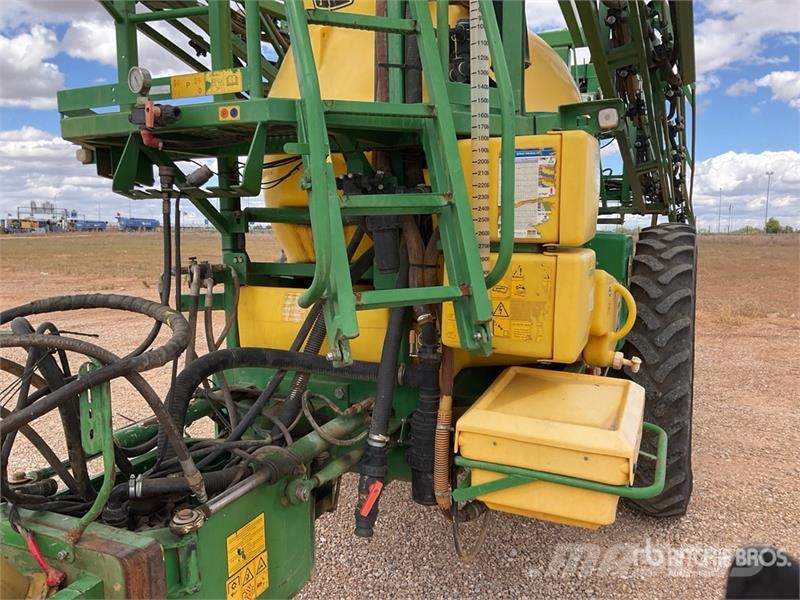 John Deere 832 Pull-Type Sprayer Prikabinami purkštuvai