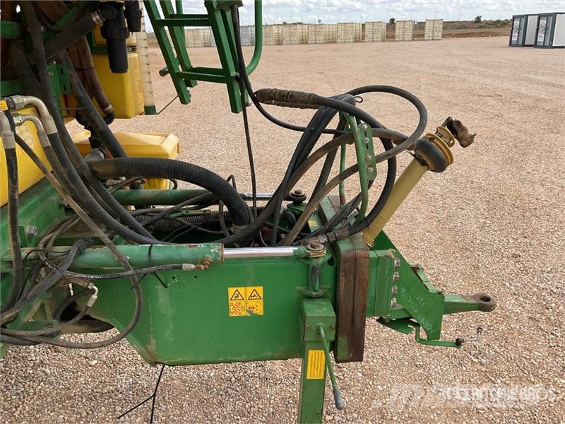 John Deere 832 Pull-Type Sprayer Prikabinami purkštuvai