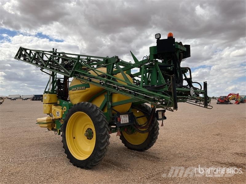 John Deere 832 Pull-Type Sprayer Prikabinami purkštuvai