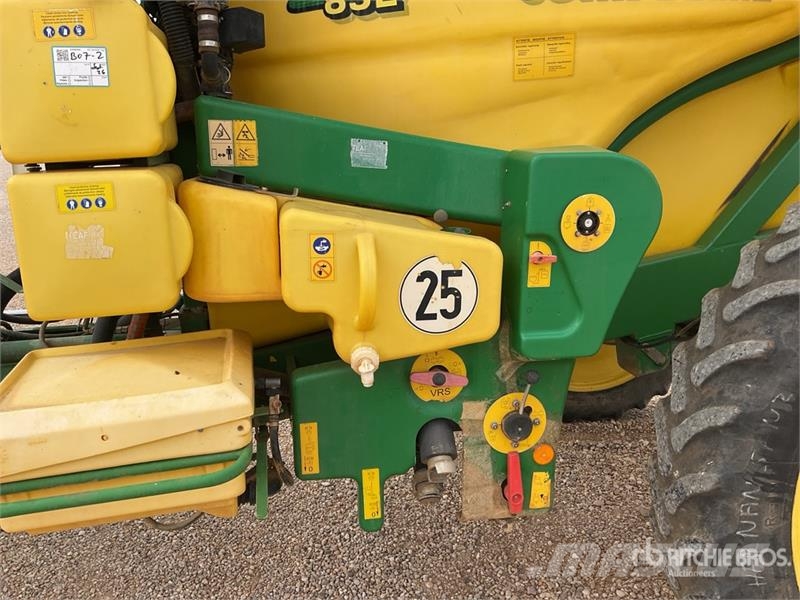 John Deere 832 Pull-Type Sprayer Prikabinami purkštuvai