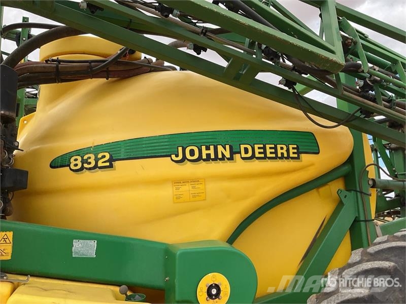 John Deere 832 Pull-Type Sprayer Prikabinami purkštuvai