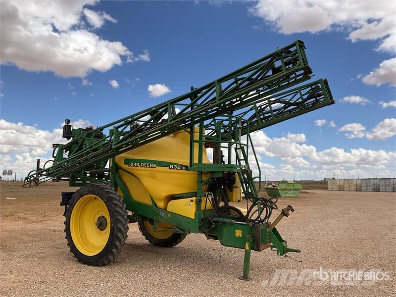 John Deere 832 Pull-Type Sprayer Prikabinami purkštuvai