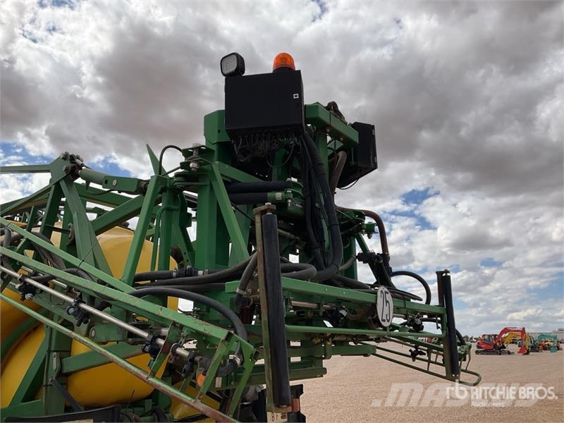 John Deere 832 Pull-Type Sprayer Prikabinami purkštuvai