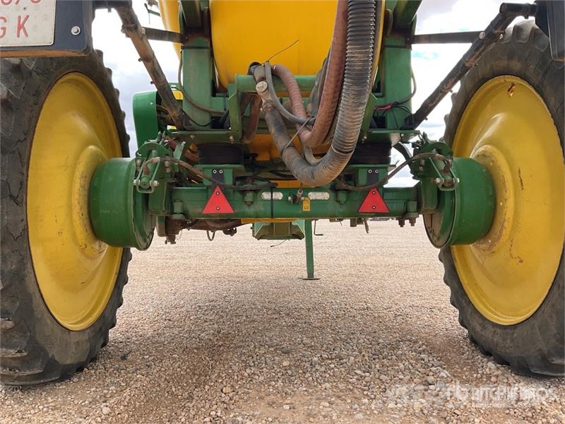 John Deere 832 Pull-Type Sprayer Prikabinami purkštuvai