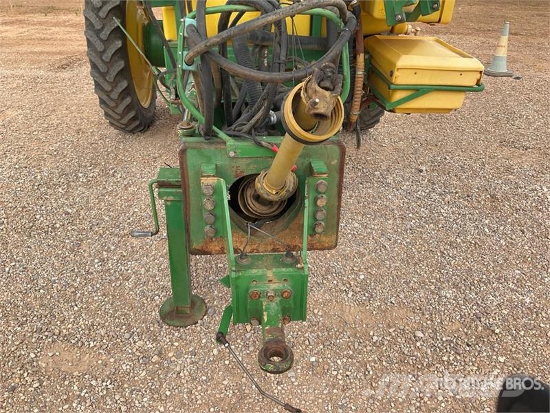 John Deere 832 Pull-Type Sprayer Prikabinami purkštuvai