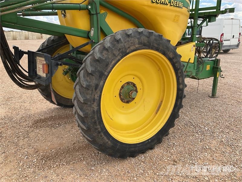 John Deere 832 Pull-Type Sprayer Prikabinami purkštuvai