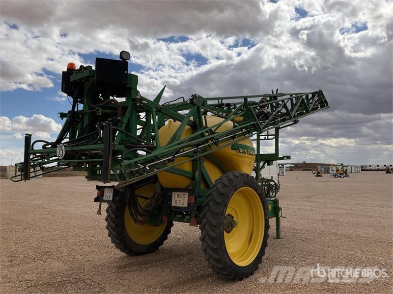 John Deere 832 Pull-Type Sprayer Prikabinami purkštuvai