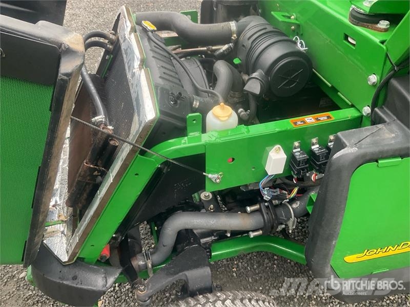John Deere F 1565 Lawn Mower ركوب الحشائش