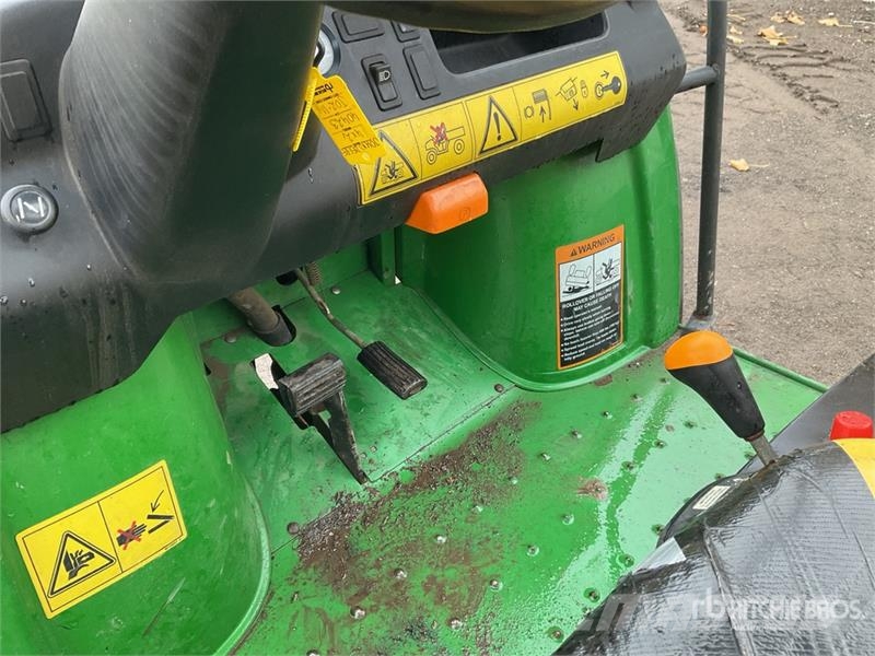 John Deere Gator 4X2 ماكينات منفعة عامة