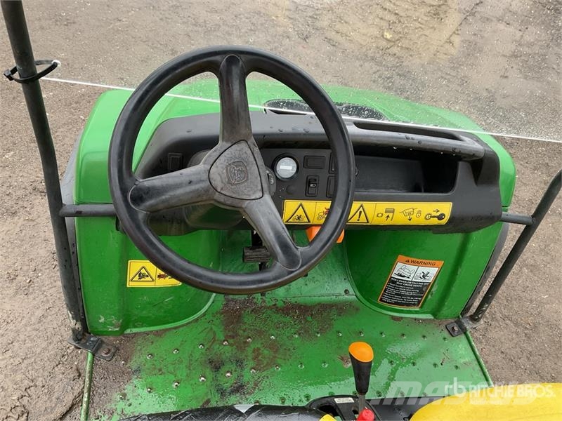 John Deere Gator 4X2 ماكينات منفعة عامة
