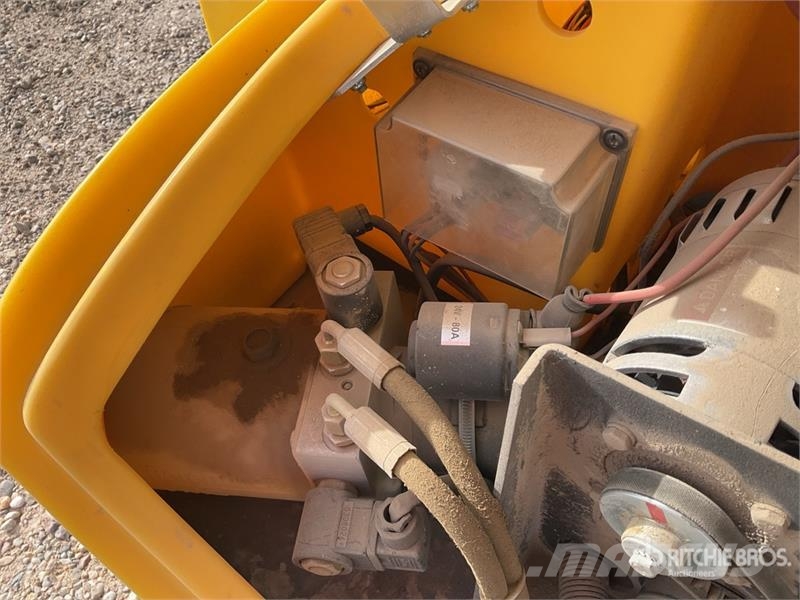 Kärcher KMR 1250 BAT Stand-On Electric Floor Sweeper Outro equipamento de ceifa