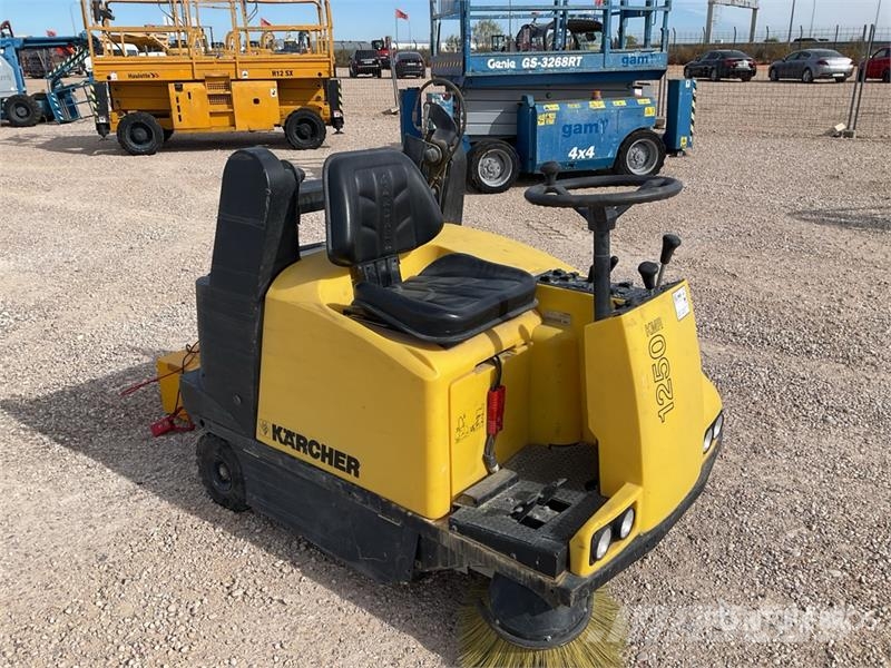 Kärcher KMR 1250 BAT Stand-On Electric Floor Sweeper Outro equipamento de ceifa