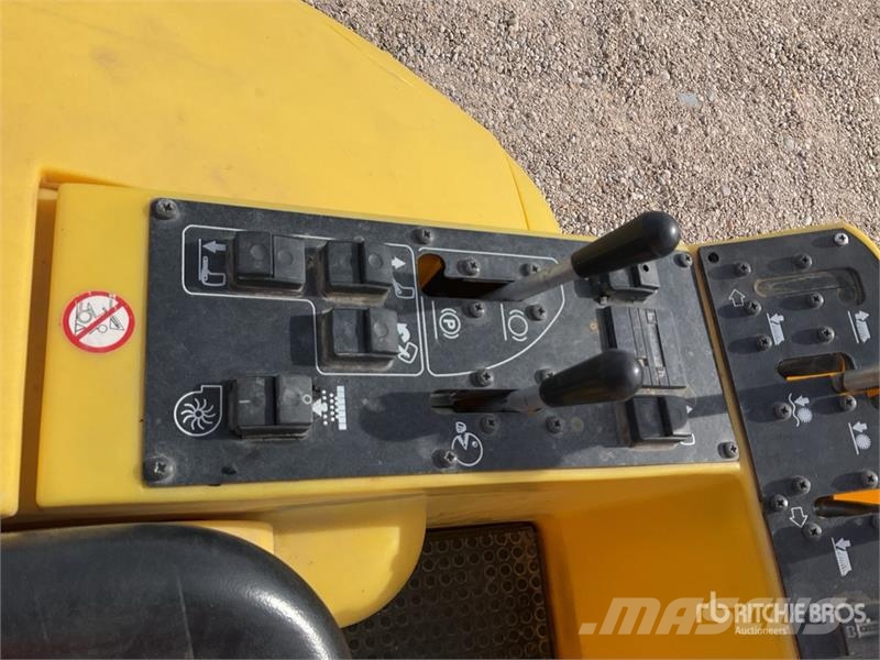 Kärcher KMR 1250 BAT Stand-On Electric Floor Sweeper Outro equipamento de ceifa