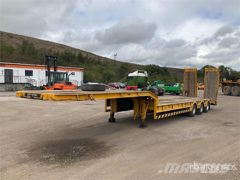 King GTS44-3GR9 Tri/A Lowboy Trailer Low loaders