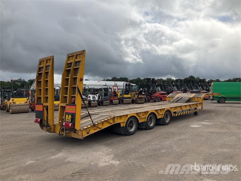 King GTS44-3GR9 Tri/A Lowboy Trailer Low loaders