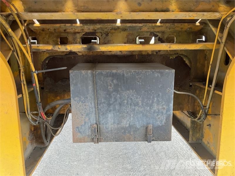King GTS44-3GR9 Tri/A Lowboy Trailer Low loaders
