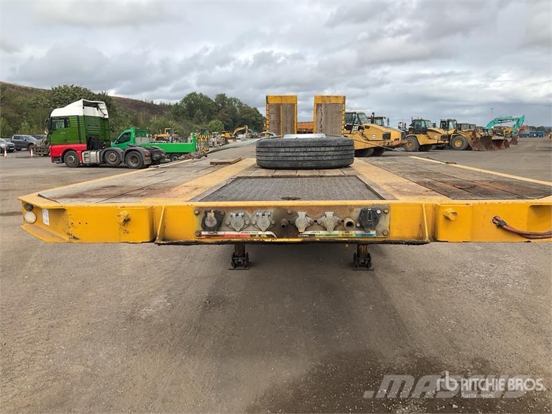 King GTS44-3GR9 Tri/A Lowboy Trailer Low loaders