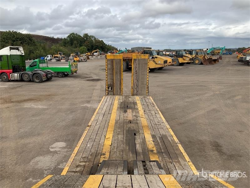 King GTS44-3GR9 Tri/A Lowboy Trailer Low loaders