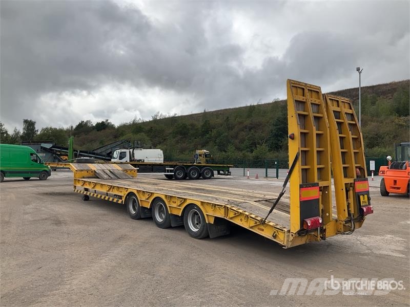 King GTS44-3GR9 Tri/A Lowboy Trailer Low loaders