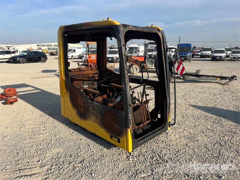  Komats PC210NLC Damaged Cab Kabine in notranjost