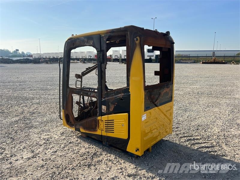  Komats PC210NLC Damaged Cab Kabine in notranjost