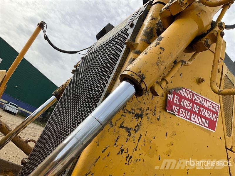 Komatsu D155AX-6 Crawler dozers