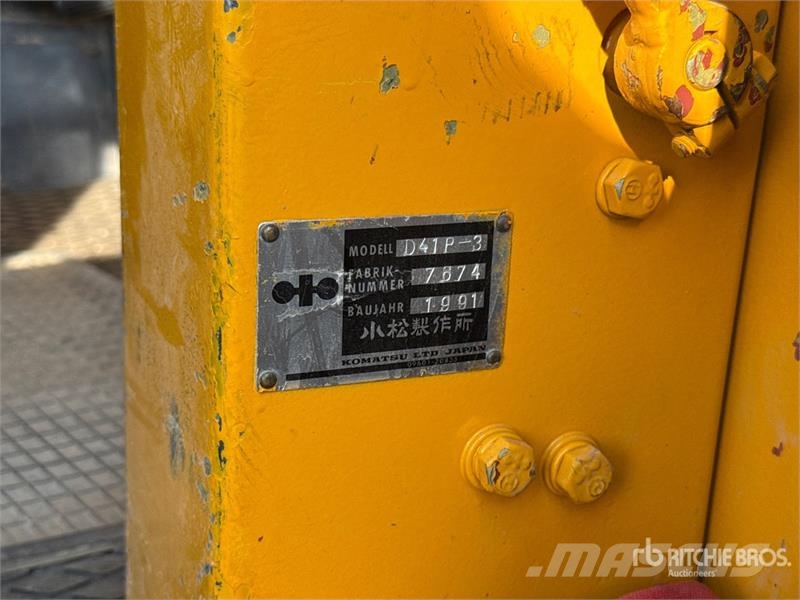 Komatsu D41P-3 Crawler Dozer Гусеничные бульдозеры