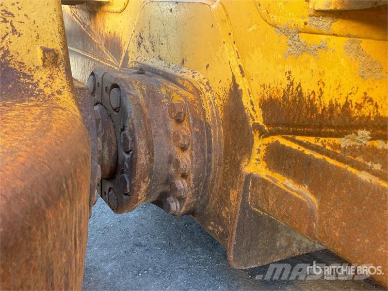 Komatsu D61PX-23 Гусеничные бульдозеры