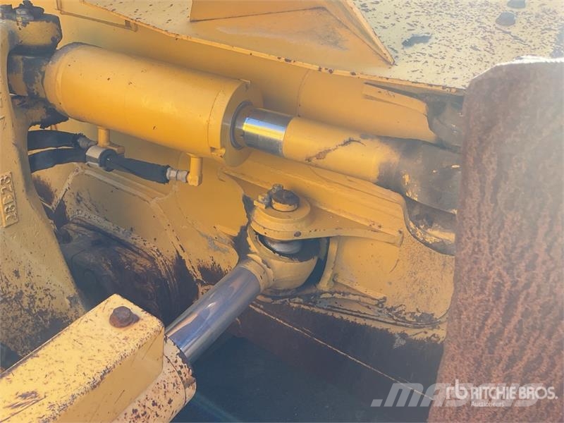 Komatsu D61PX-23 Гусеничные бульдозеры