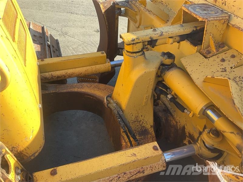 Komatsu D61PX-23 Гусеничные бульдозеры