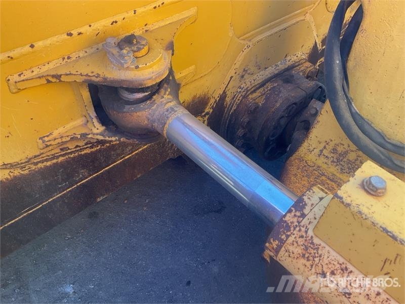 Komatsu D61PX-23 Гусеничные бульдозеры