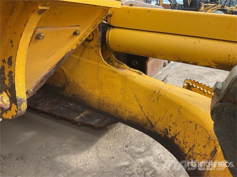 Komatsu D61PX-24 Buldožeri guseničari