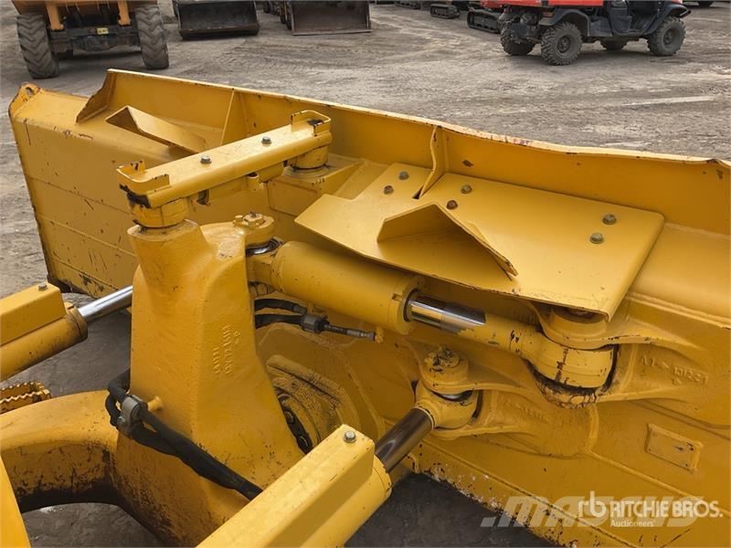 Komatsu D61PX-24 Buldožeri guseničari