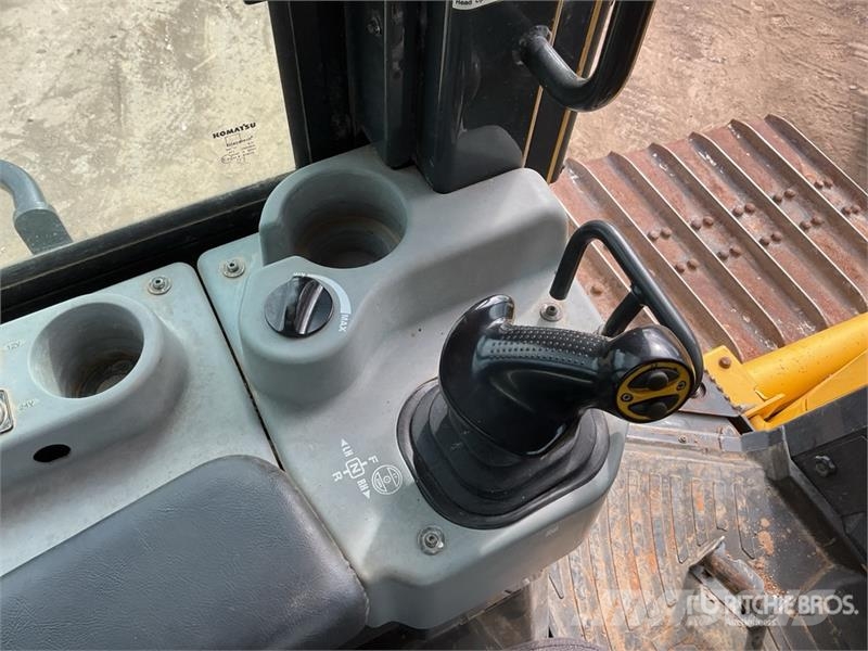 Komatsu D61PX-24 Buldožeri guseničari