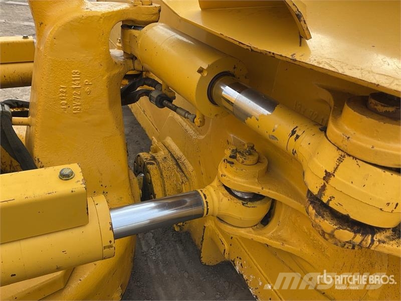 Komatsu D61PX-24 Buldožeri guseničari