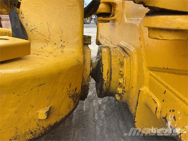 Komatsu D61PX-24 Buldožeri guseničari