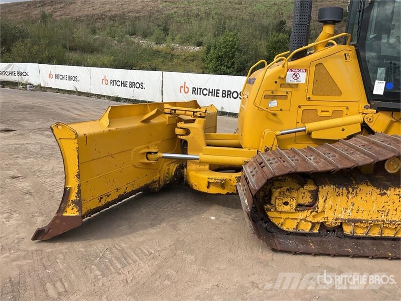 Komatsu D61PX-24 Buldožeri guseničari